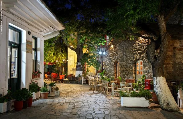 Σε αυτό το ελληνικό χωριό τα καταστήματα ανοίγουν στις 11 το βράδυ (εικόνες)